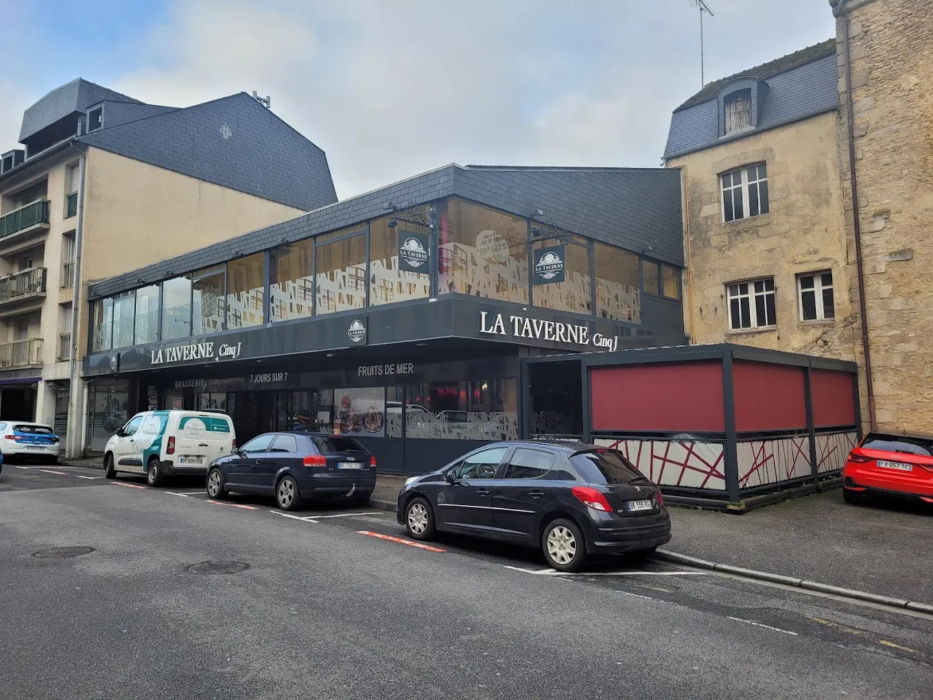 La Taverne Cinq J 1 Devanture du restaurant à Alençon - La Taverne Cinq J